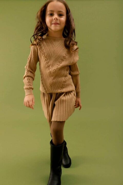 Детский костюм джемпер и юбка песочного цвета - узор ажур